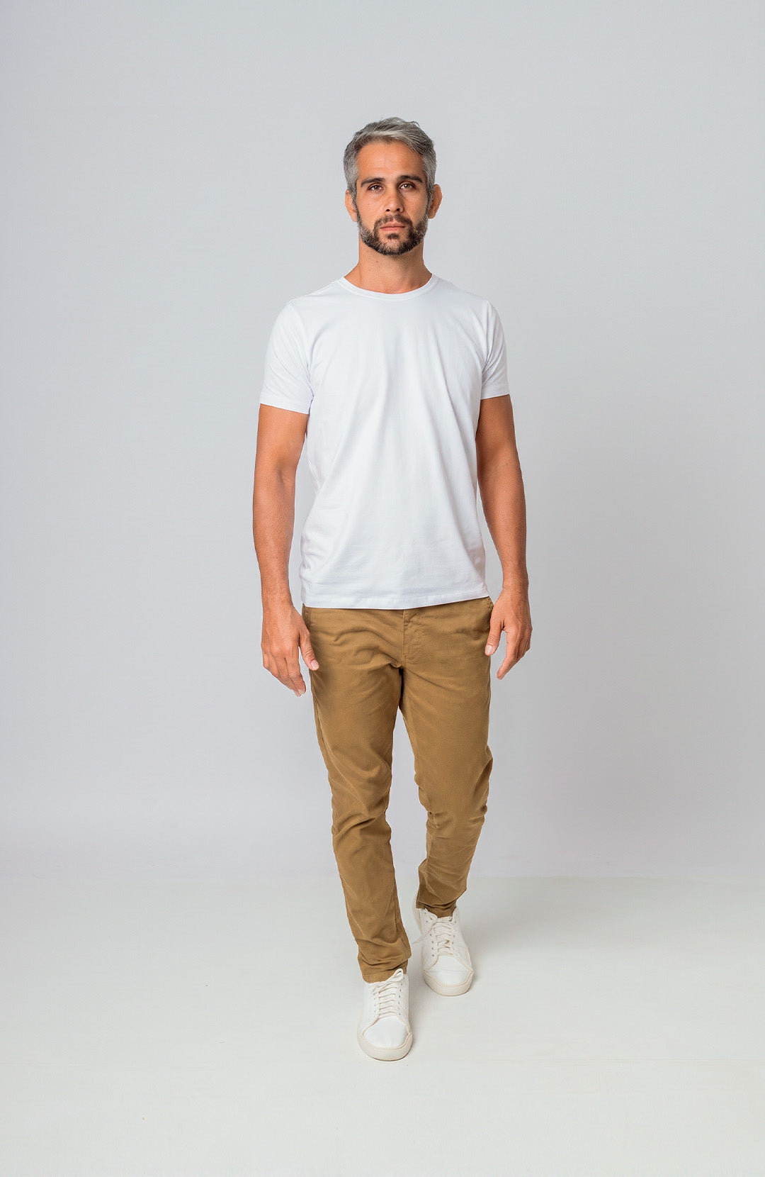Calça Everyday bege Bázico, sarja com caimento reto e conforto para o dia a dia #Cor_Bege