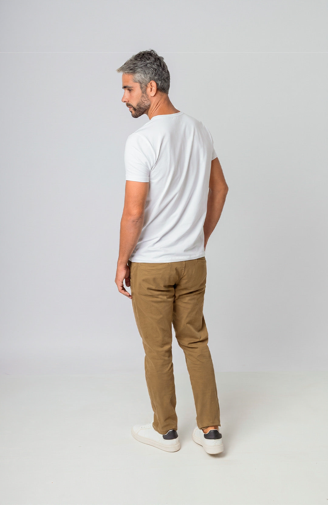 Calça Everyday bege Bázico, sarja com caimento reto e conforto para o dia a dia #Cor_Bege