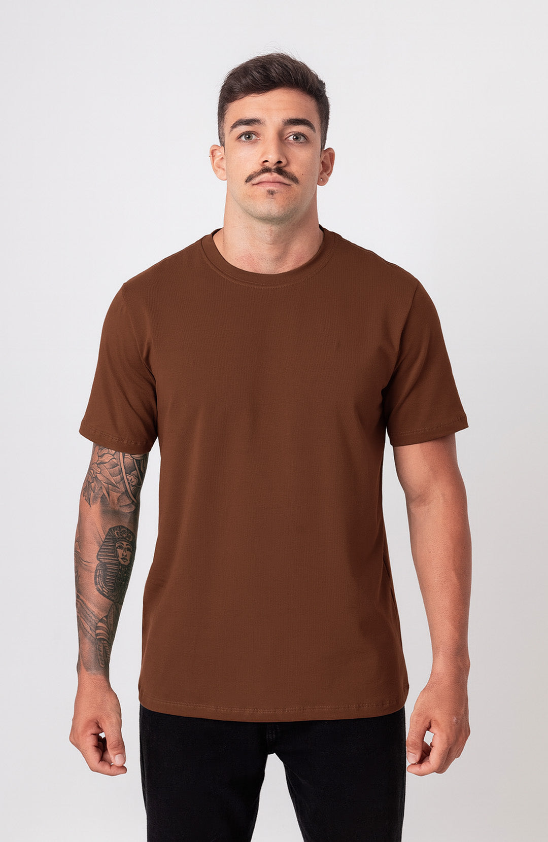Camiseta Bázica Regular masculina café Bázico, algodão Powerful com caimento clássico #Cor_Café