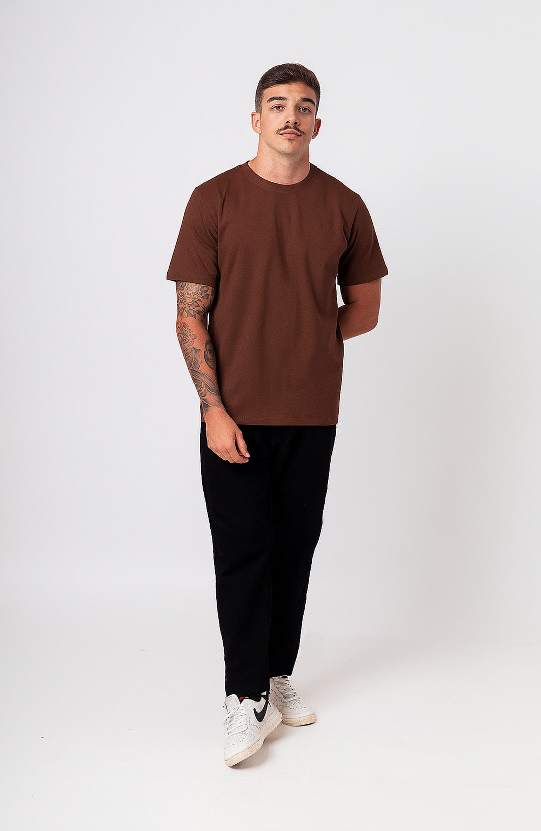 Camiseta Bázica Regular masculina café Bázico, algodão Powerful com caimento clássico #Cor_Café
