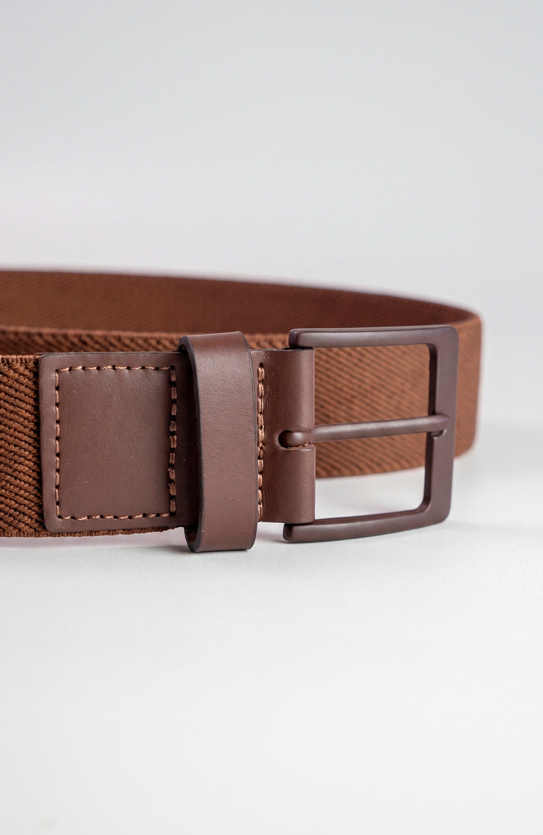 Cinto Elástico de Couro Pull-up masculino chocolate Bázico, tecido trançado elástico com acabamento em couro #Cor_Chocolate