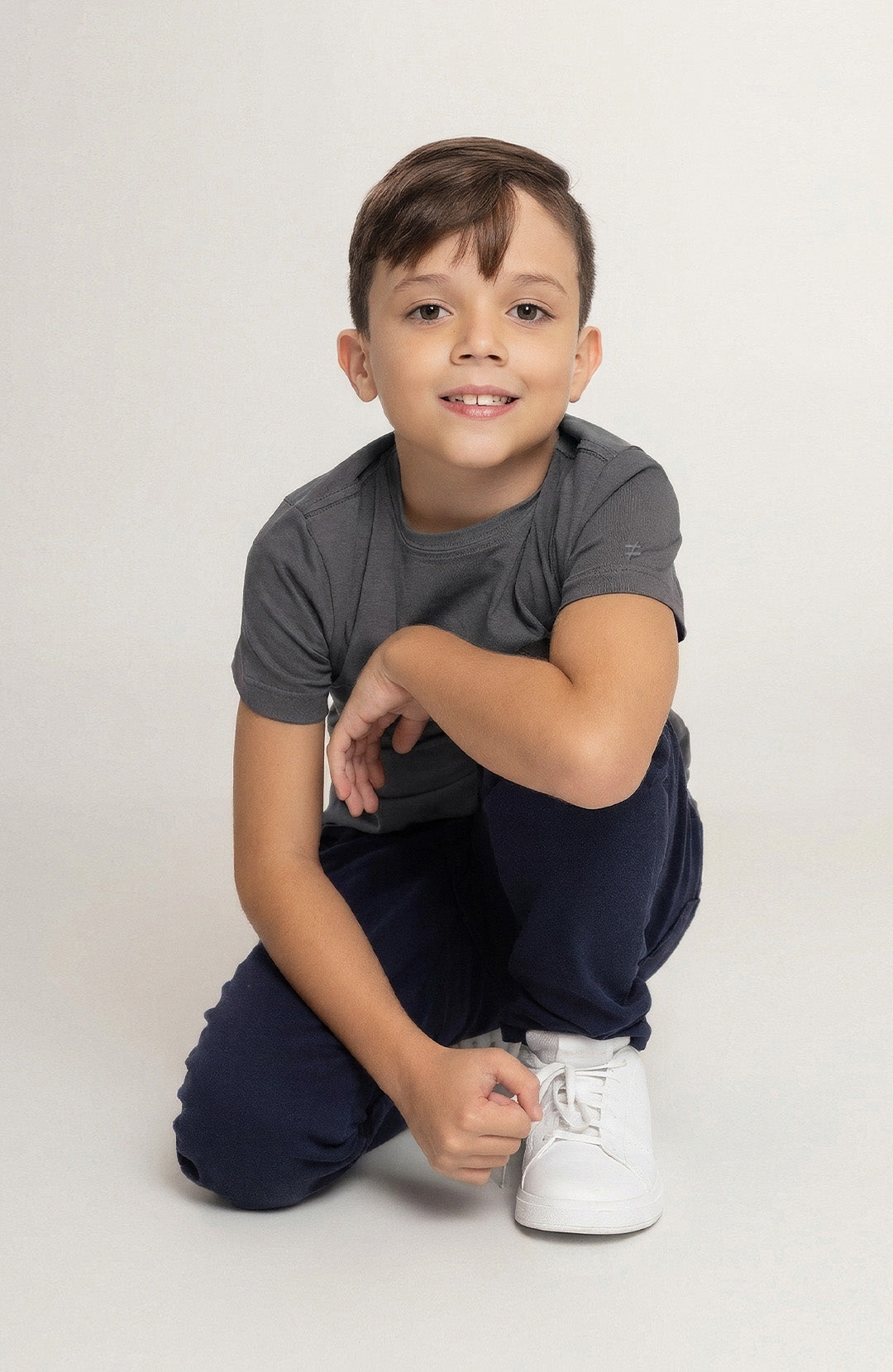 Camiseta Bázica Kids Gola C grafite Bázico, algodão Powerful com caimento confortável para crianças #Cor_Grafite