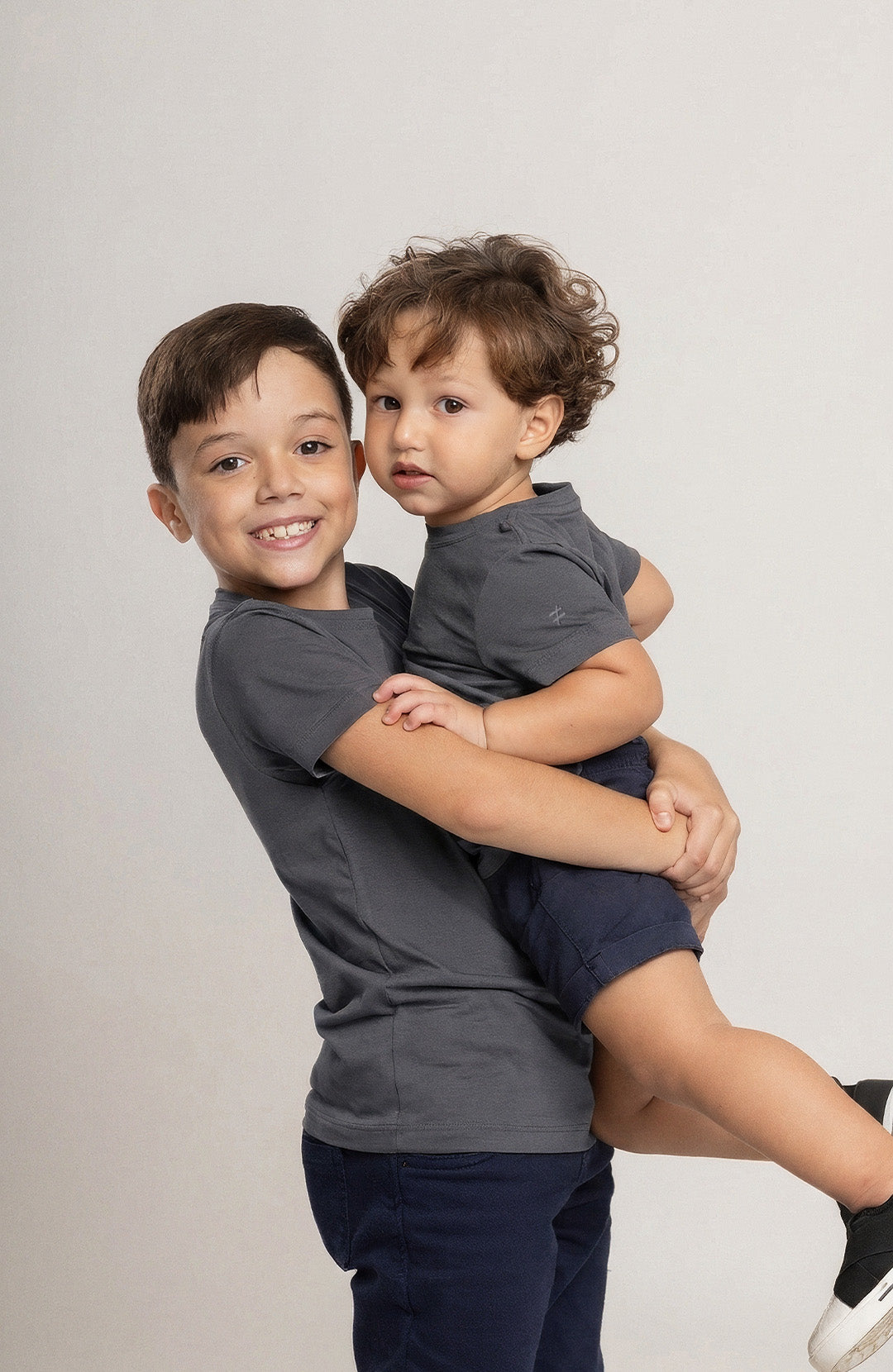 Camiseta Bázica Kids Gola C grafite Bázico, algodão Powerful com caimento confortável para crianças #Cor_Grafite