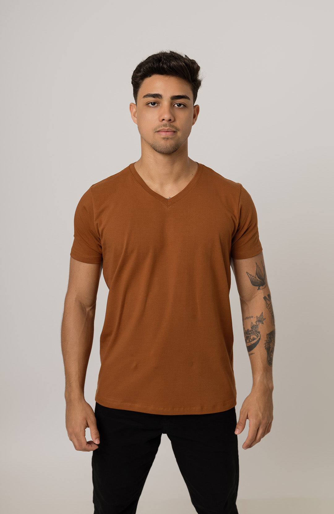 Camiseta Bázica Gola V masculina marrom Bázico, algodão Powerful com caimento perfeito #Cor_Marrom