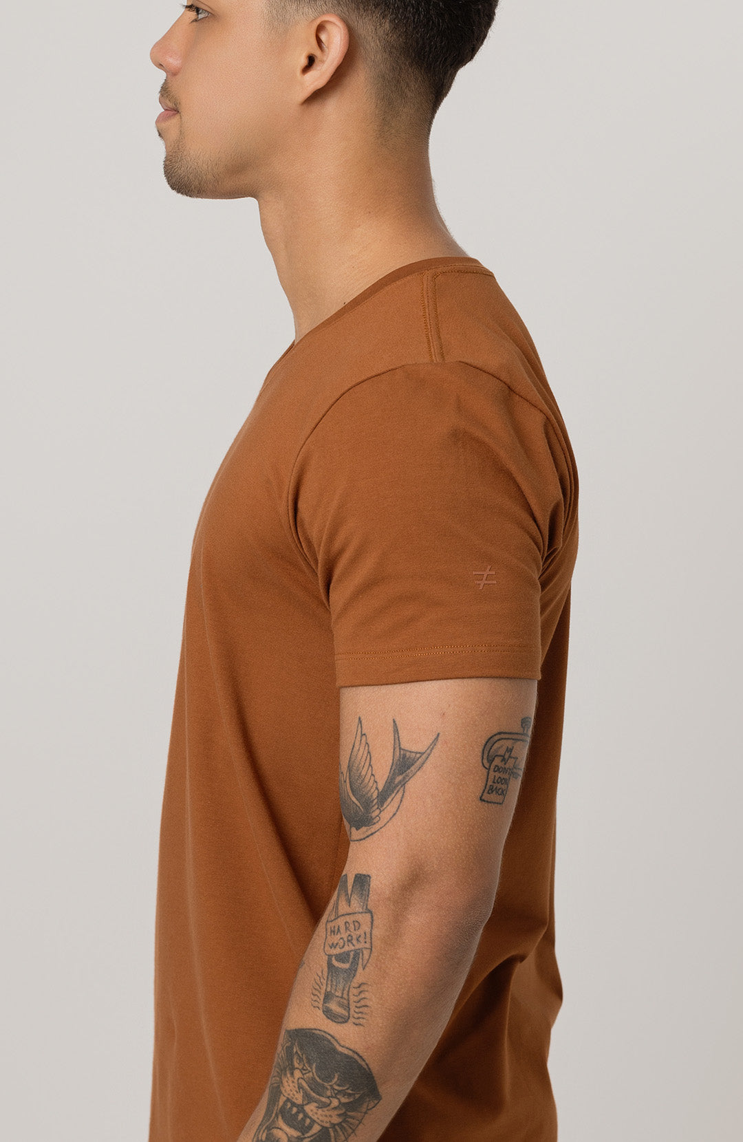 Camiseta Bázica Gola V masculina marrom Bázico, algodão Powerful com caimento perfeito #Cor_Marrom