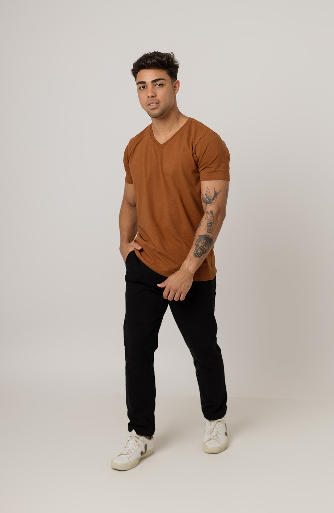 Camiseta Bázica Gola V masculina marrom Bázico, algodão Powerful com caimento perfeito #Cor_Marrom