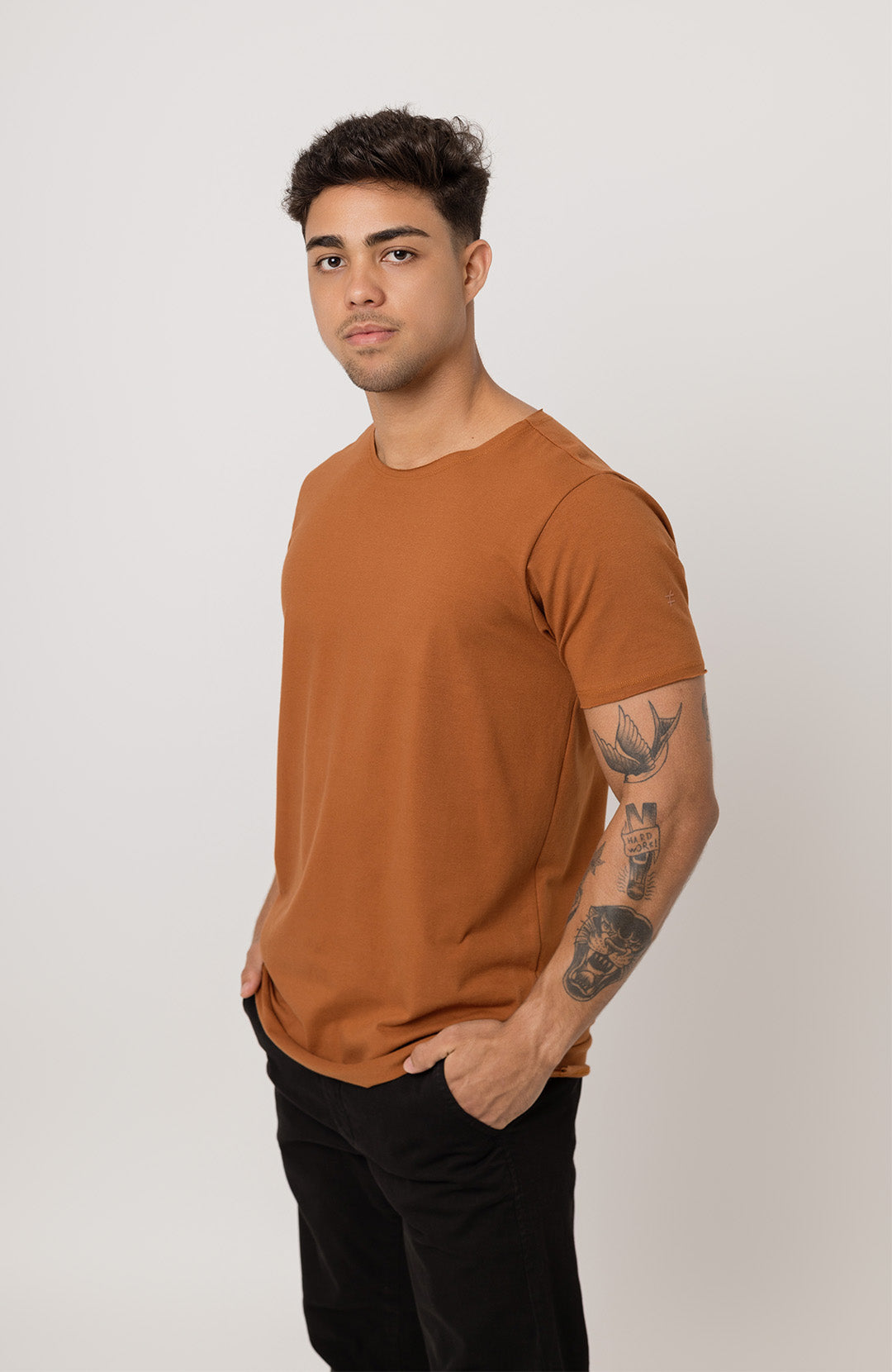 Camiseta Long masculina marrom Bázico, algodão egípcio com comprimento alongado #Cor_Marrom