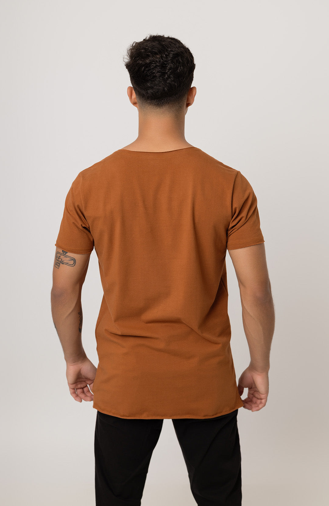 Camiseta Long masculina marrom Bázico, algodão egípcio com comprimento alongado #Cor_Marrom