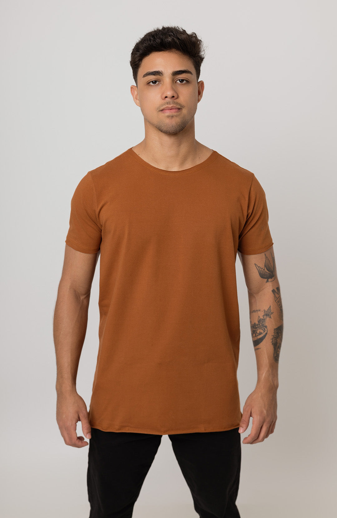 Camiseta Long masculina marrom Bázico, algodão egípcio com comprimento alongado #Cor_Marrom