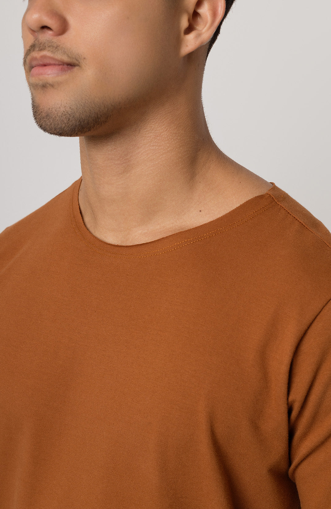 Camiseta Long masculina marrom Bázico, algodão egípcio com comprimento alongado #Cor_Marrom