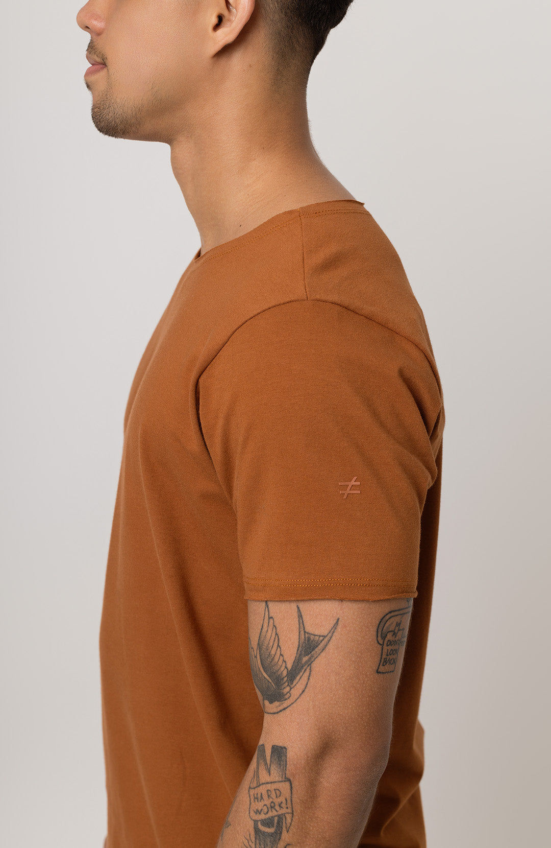 Camiseta Long masculina marrom Bázico, algodão egípcio com comprimento alongado #Cor_Marrom