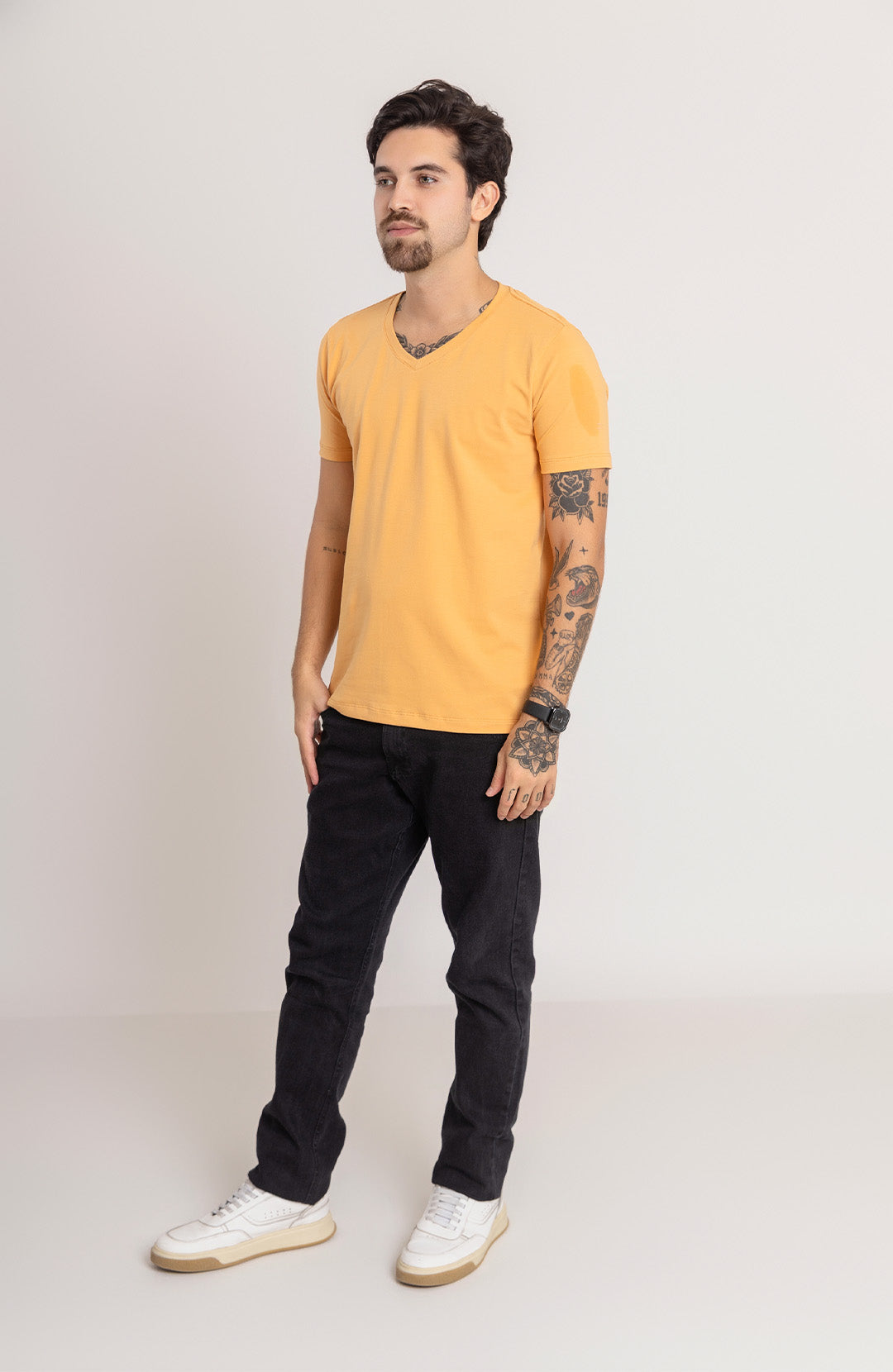 Camiseta Bázica Gola V masculina mostarda Bázico, algodão Powerful com caimento perfeito #Cor_Mostarda