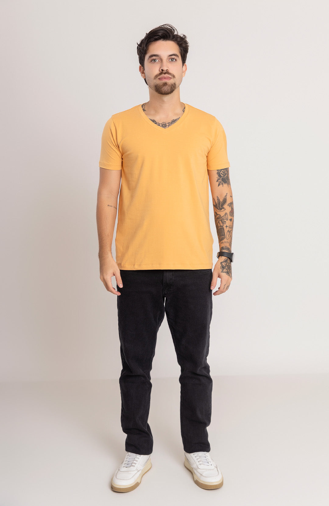 Camiseta Bázica Gola V masculina mostarda Bázico, algodão Powerful com caimento perfeito #Cor_Mostarda