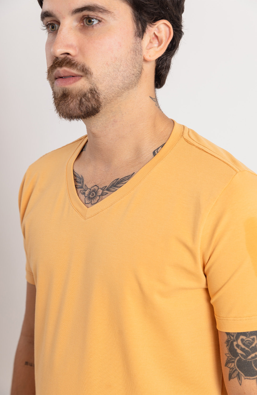 Camiseta Bázica Gola V masculina mostarda Bázico, algodão Powerful com caimento perfeito #Cor_Mostarda