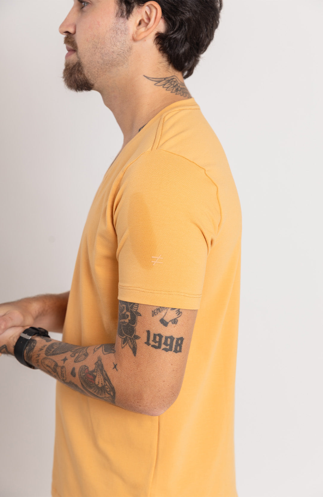 Camiseta Bázica Gola V masculina mostarda Bázico, algodão Powerful com caimento perfeito #Cor_Mostarda