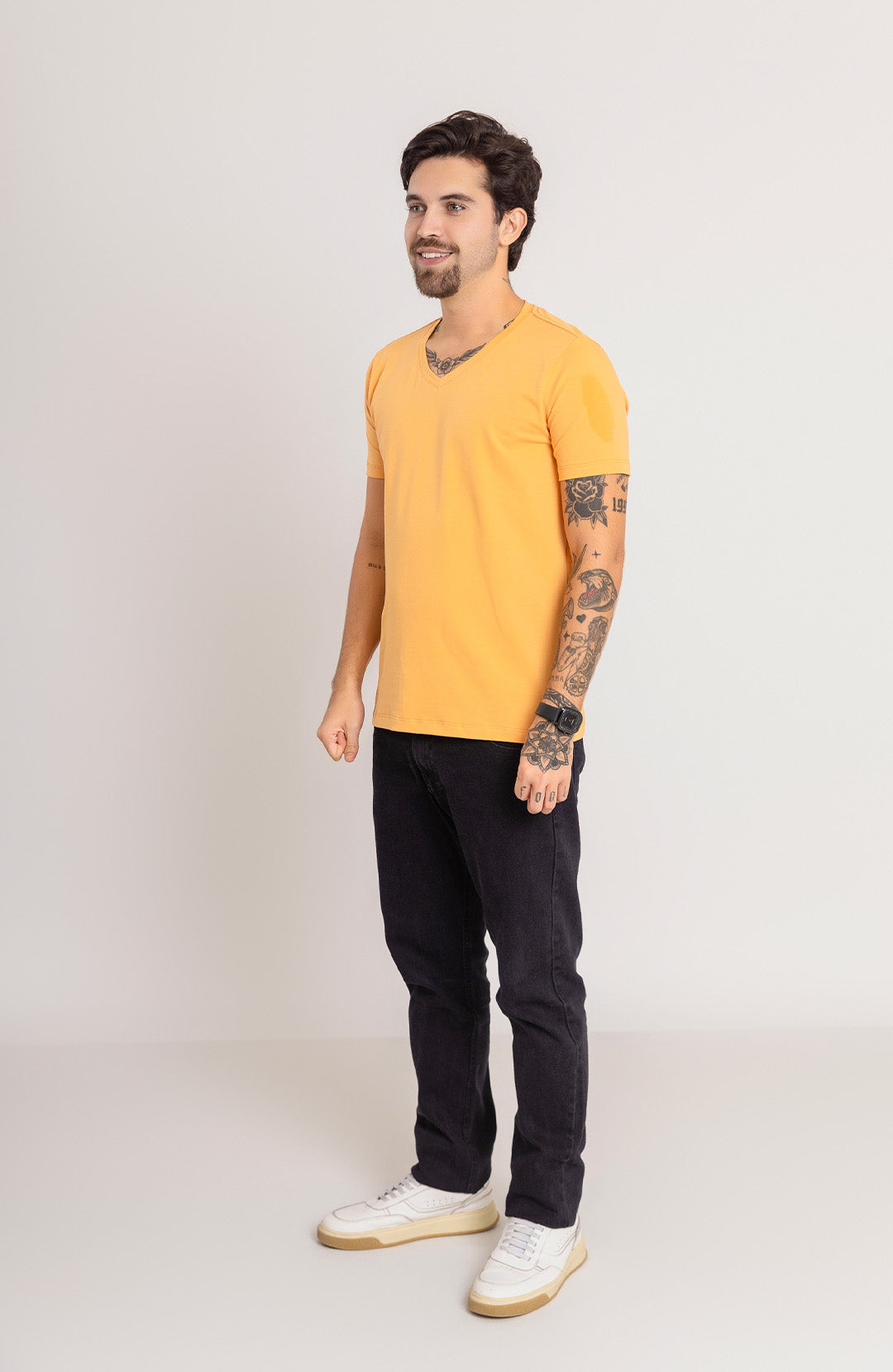 Camiseta Bázica Gola V masculina mostarda Bázico, algodão Powerful com caimento perfeito #Cor_Mostarda
