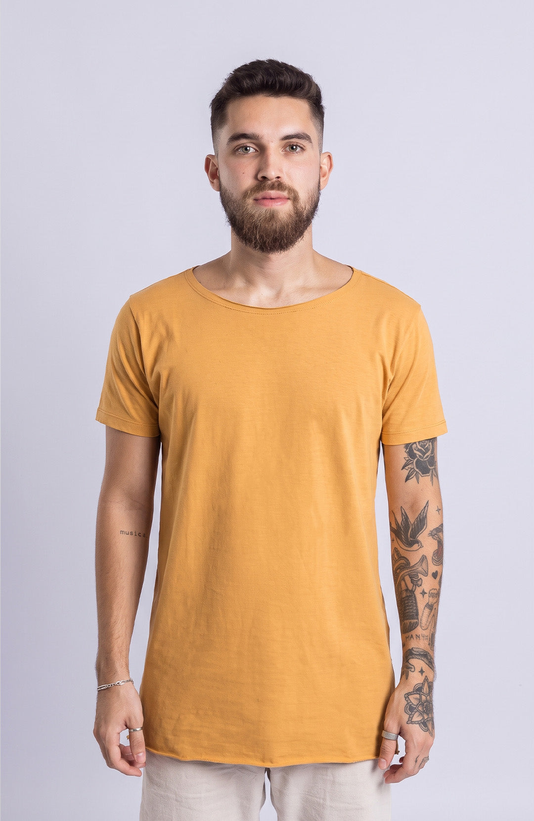 Camiseta Long masculina mostarda Bázico, algodão egípcio com comprimento alongado #Cor_Mostarda