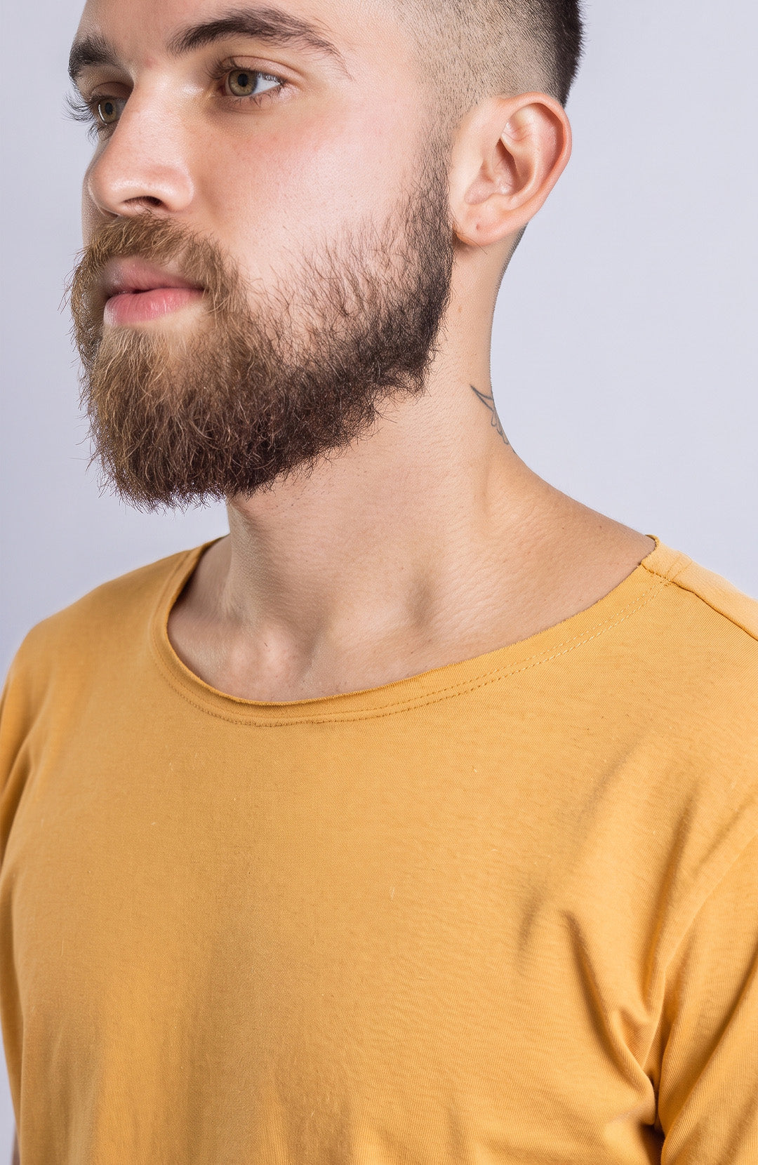 Camiseta Long masculina mostarda Bázico, algodão egípcio com comprimento alongado #Cor_Mostarda