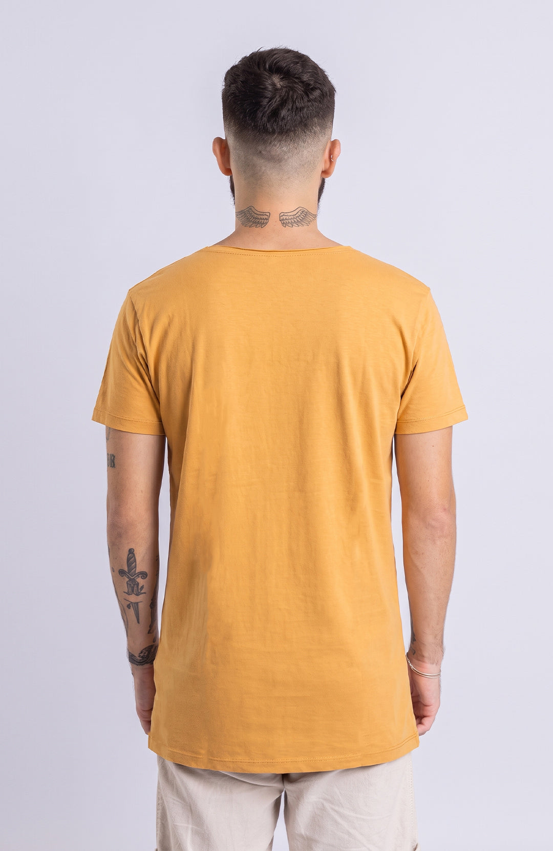 Camiseta Long masculina mostarda Bázico, algodão egípcio com comprimento alongado #Cor_Mostarda