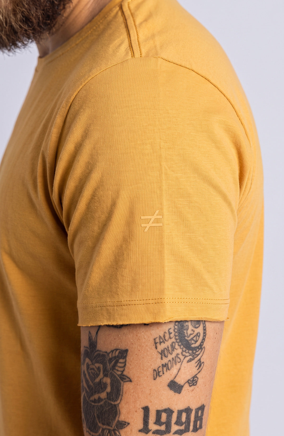 Camiseta Long masculina mostarda Bázico, algodão egípcio com comprimento alongado #Cor_Mostarda