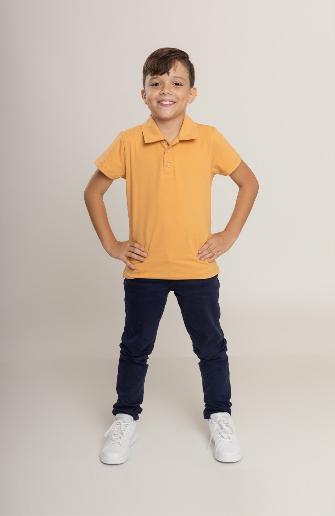 Polo kids mostarda Bázico, malha Powerful com toque macio e durabilidade #Cor_Mostarda
