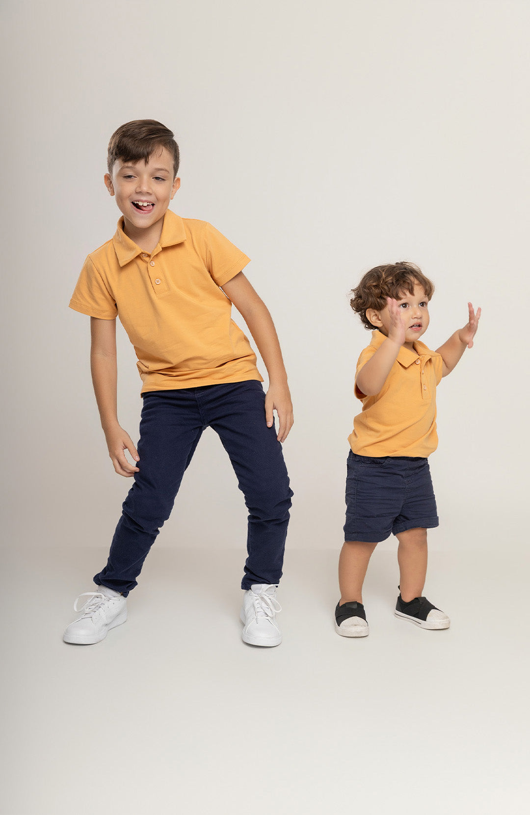 Polo kids mostarda Bázico, malha Powerful com toque macio e durabilidade #Cor_Mostarda