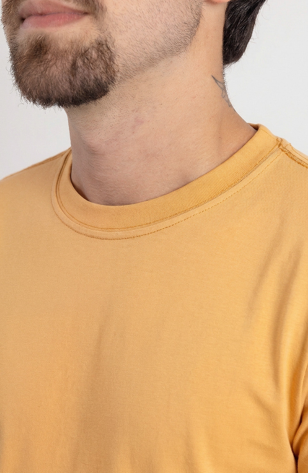 Camiseta Bázica Regular masculina mostarda Bázico, algodão Powerful com caimento clássico #Cor_Mostarda