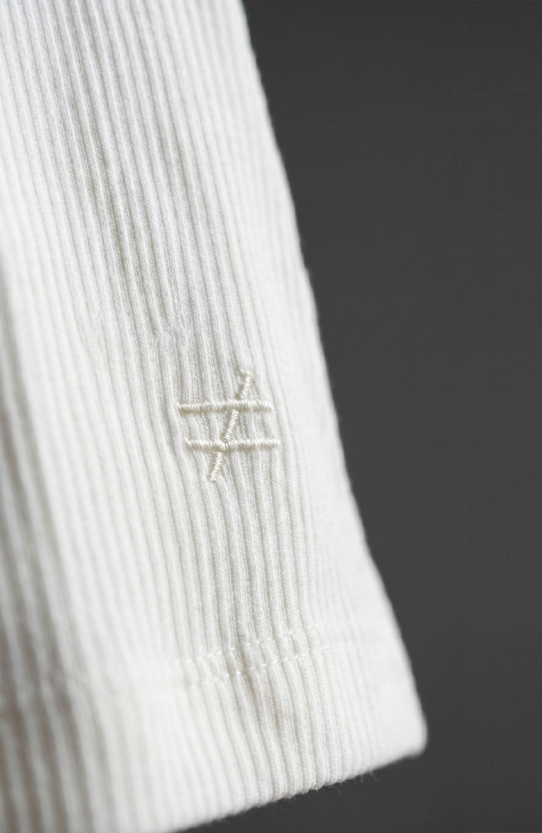 Regata canelada gola alta feminina off white Bázico, algodão canelado com caimento justo #Cor_Off White