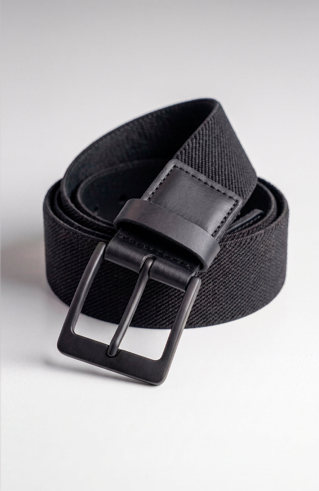 Cinto Elástico de Couro Pull-up masculino preto Bázico, tecido trançado elástico com acabamento em couro #Cor_Preto