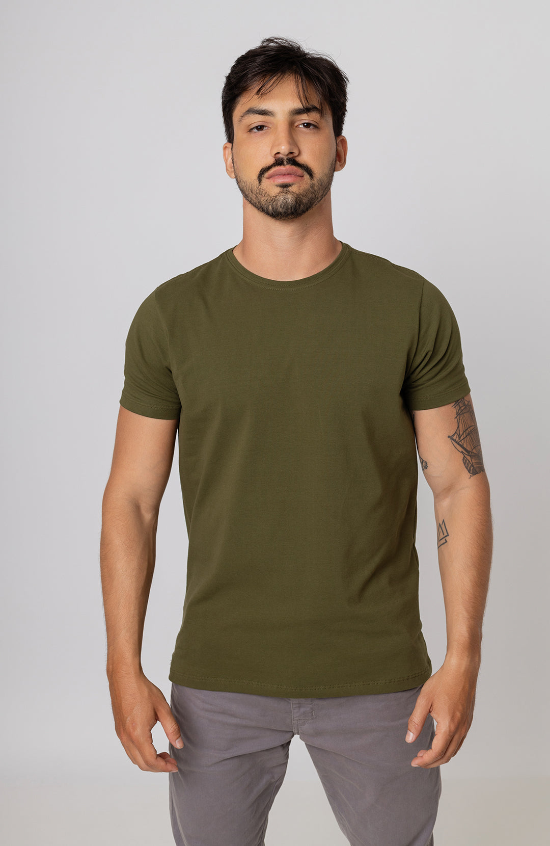 Camiseta Bázica Gola C masculina verde militar Bázico, algodão Powerful com caimento slim #Cor_Verde Militar