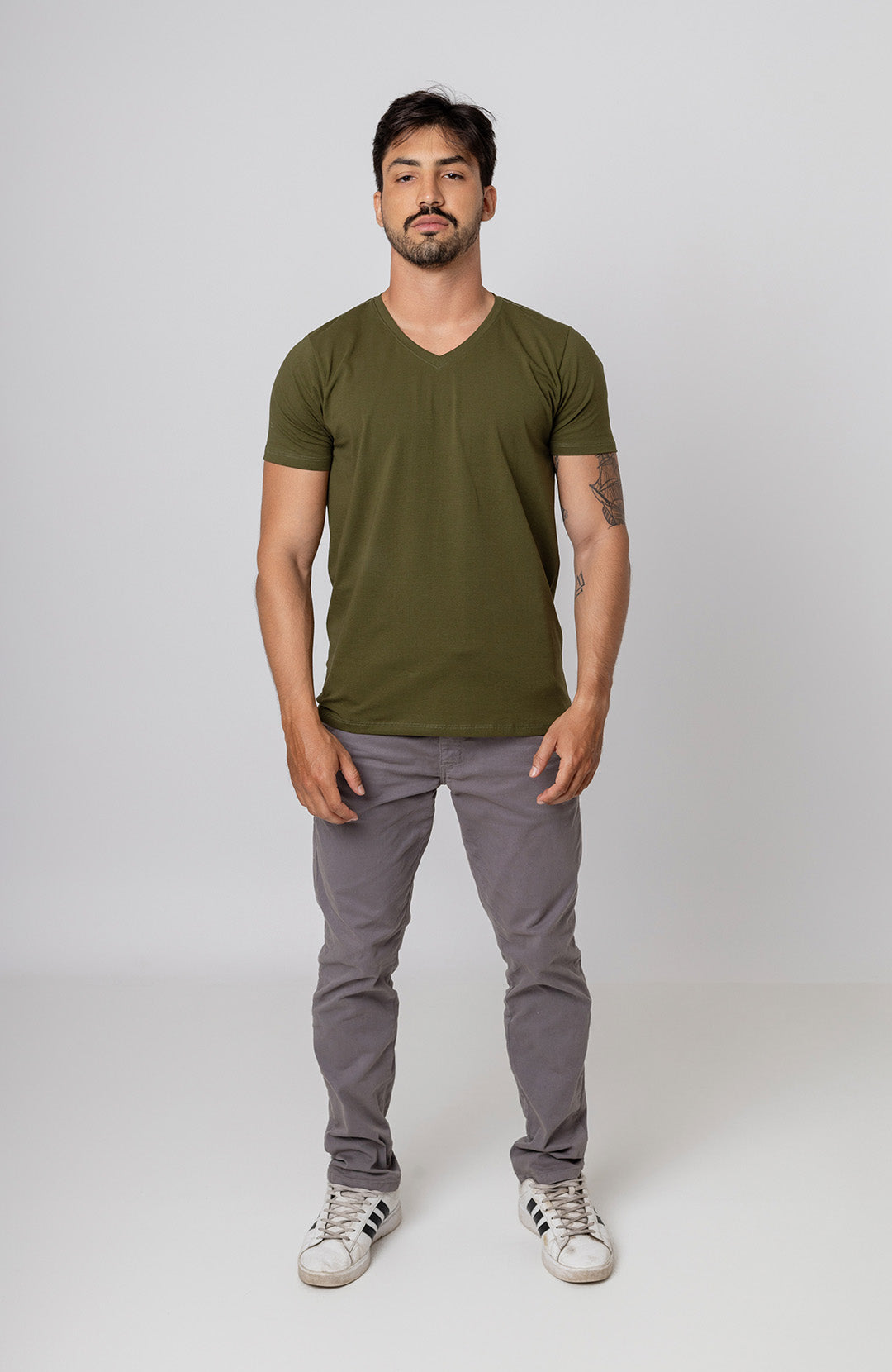 Camiseta Bázica Gola V masculina verde militar Bázico, algodão Powerful com caimento perfeito #Cor_Verde Militar