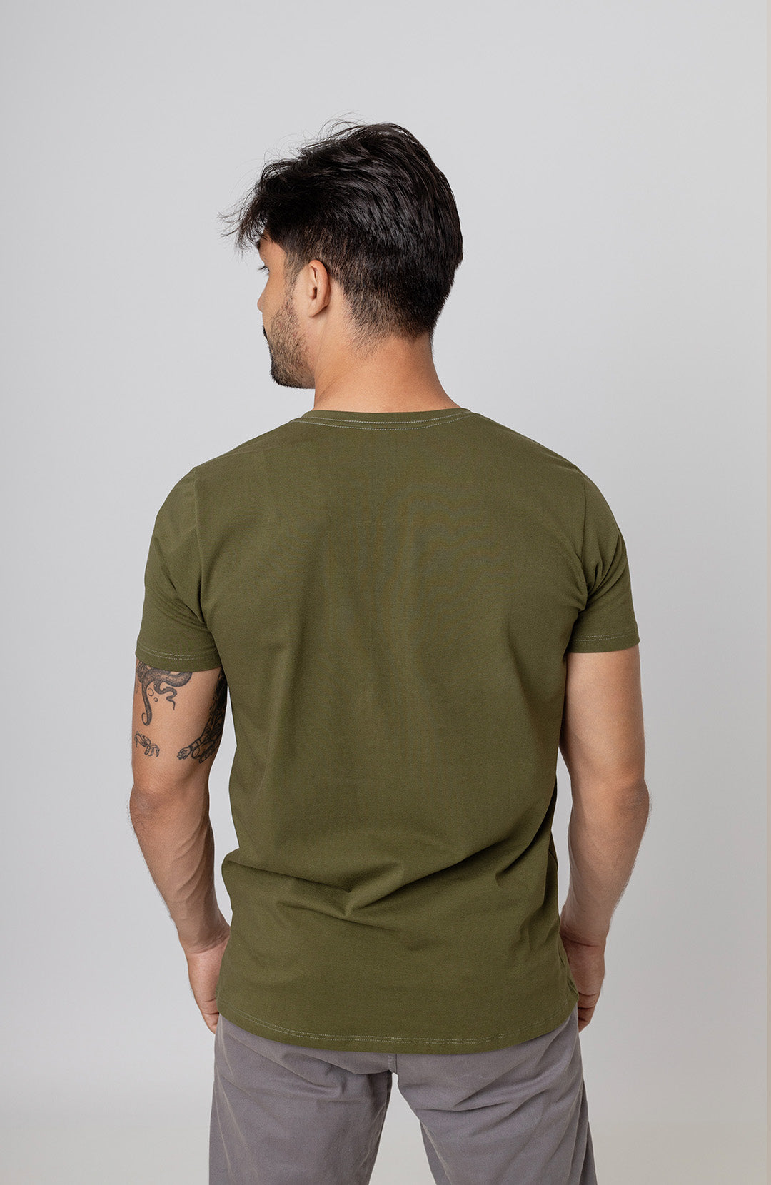Camiseta Bázica Gola V masculina verde militar Bázico, algodão Powerful com caimento perfeito #Cor_Verde Militar