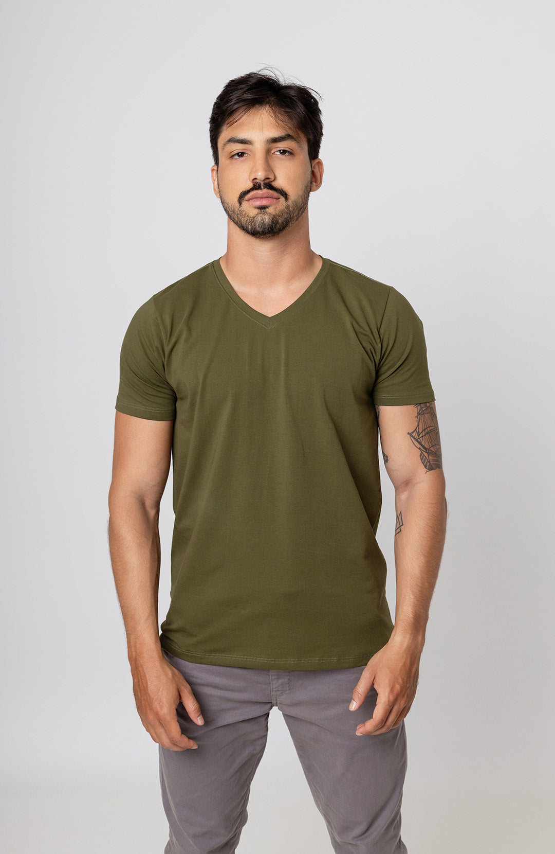 Camiseta Bázica Gola V masculina verde militar Bázico, algodão Powerful com caimento perfeito #Cor_Verde Militar