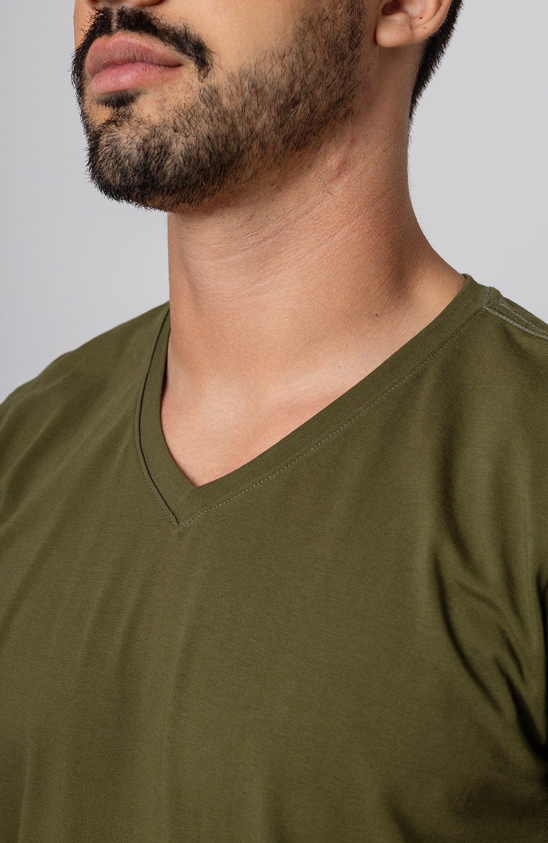 Camiseta Bázica Gola V masculina verde militar Bázico, algodão Powerful com caimento perfeito #Cor_Verde Militar