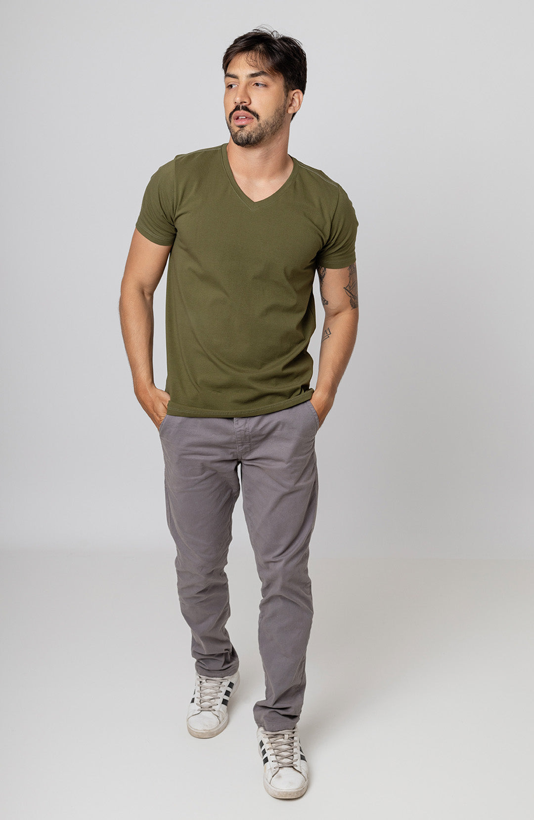 Camiseta Bázica Gola V masculina verde militar Bázico, algodão Powerful com caimento perfeito #Cor_Verde Militar