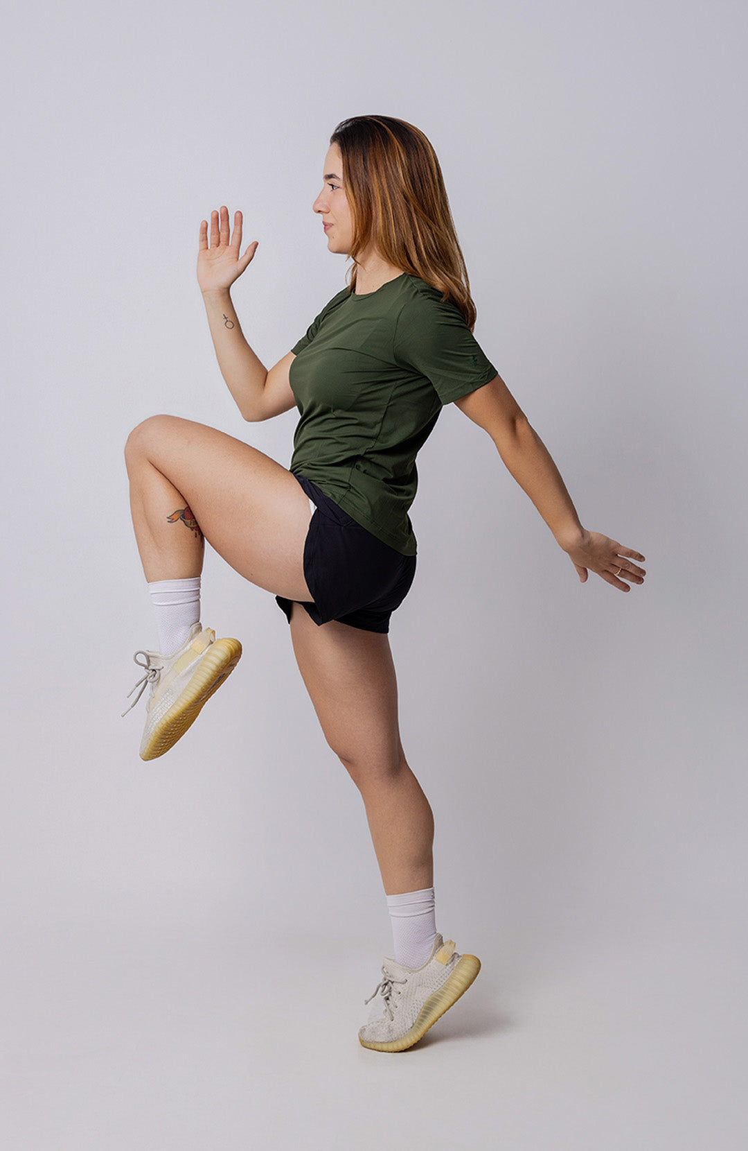Regata esportiva Sport Classic feminina verde musgo Bázico, poliamida com toque gelado e secagem rápida #Cor_Verde Musgo