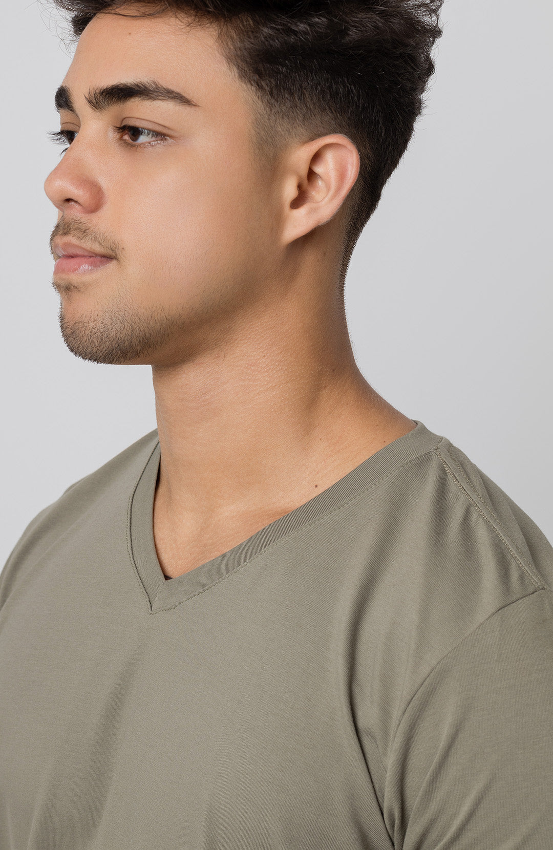 Camiseta Bázica Gola V masculina verde oliva Bázico, algodão Powerful com caimento perfeito #Cor_Verde Oliva