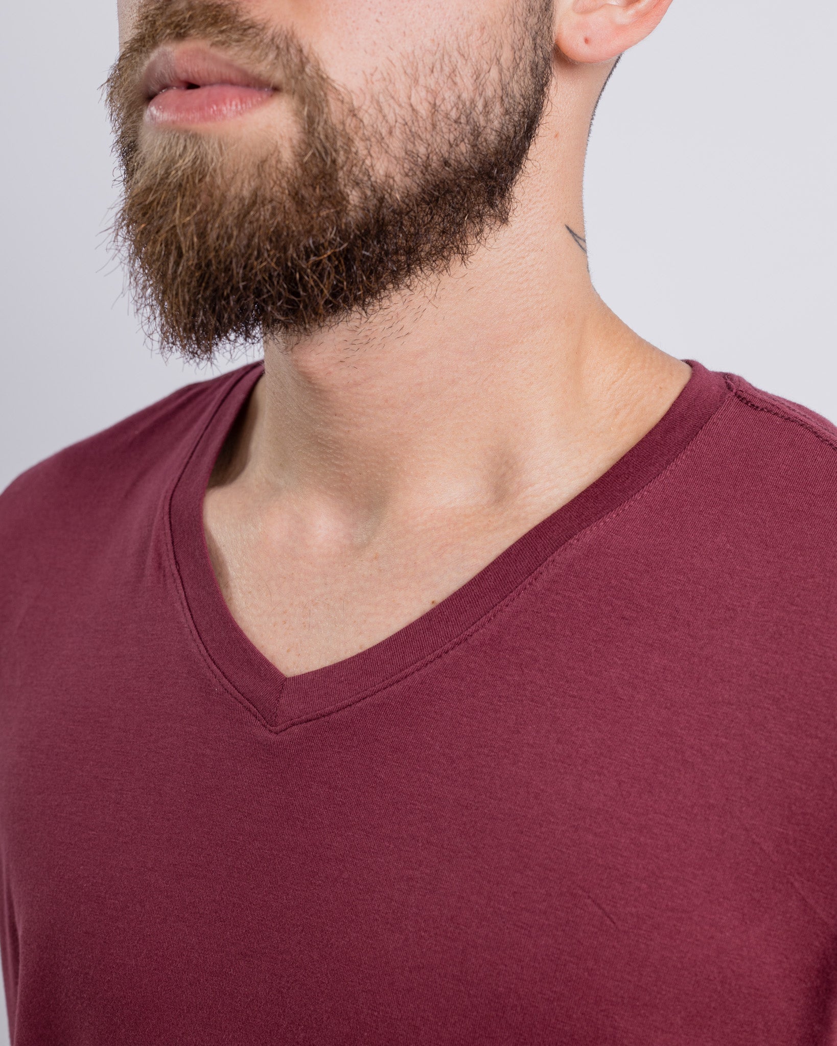 Camiseta Bázica Gola V masculina vinho Bázico, algodão Powerful com caimento perfeito #Cor_Vinho