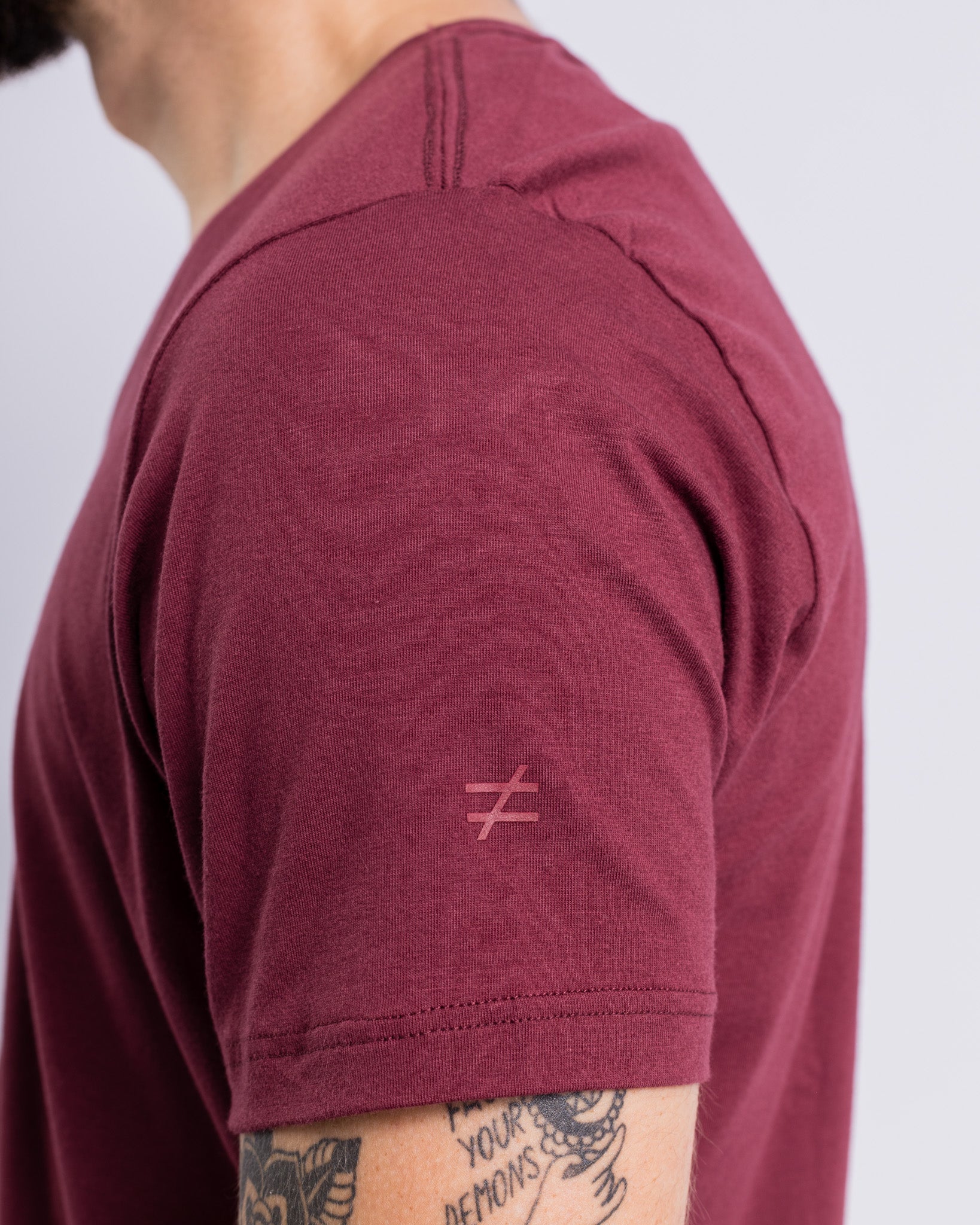 Camiseta Bázica Gola V masculina vinho Bázico, algodão Powerful com caimento perfeito #Cor_Vinho
